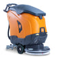 La TASKI ULTIMAXX 1900 SD50 Performance BMS 13A arancione e grigio scuro di Diversey Deutschland GmbH & Co. OHG è una lavasciuga di nuova generazione con trazione a ruote, serbatoio da 42L, disco singolo da 50cm, spazzole, ruote, pannelli di controllo e la scritta "TASKI".