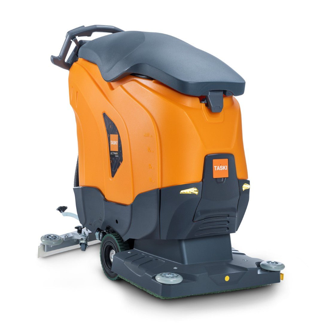 La TASKI ULTIMAXX 1900 OB50 Performance BMS 13A EBU di Diversey Deutschland è una macchina lavasciuga pavimenti arancione/nera di nuova generazione con trazione a ruote, serbatoio da 42L, piatto orbitale da 50cm, ruote, maniglia e spazzole laterali - vista da dietro qui.