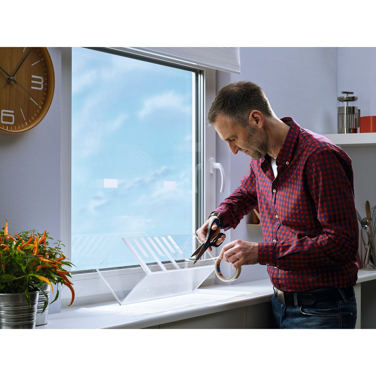 tesa Montageband für transparente Oberflächen und Glas, bis 20 kg/m – Anwendung