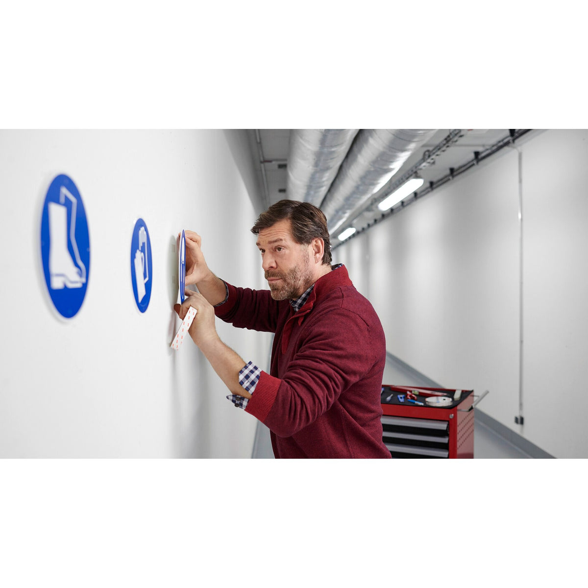 tesa Powerbond Montageband für Tapeten und Putz, weiß, bis 10 kg/m – Anwendung
