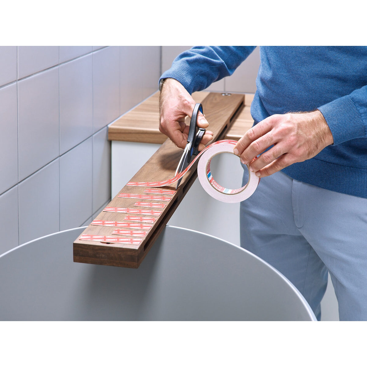 tesa Ultra starkes Montageband für Fliesen und Metall, weiß, bis 100 kg/m – Anwendung