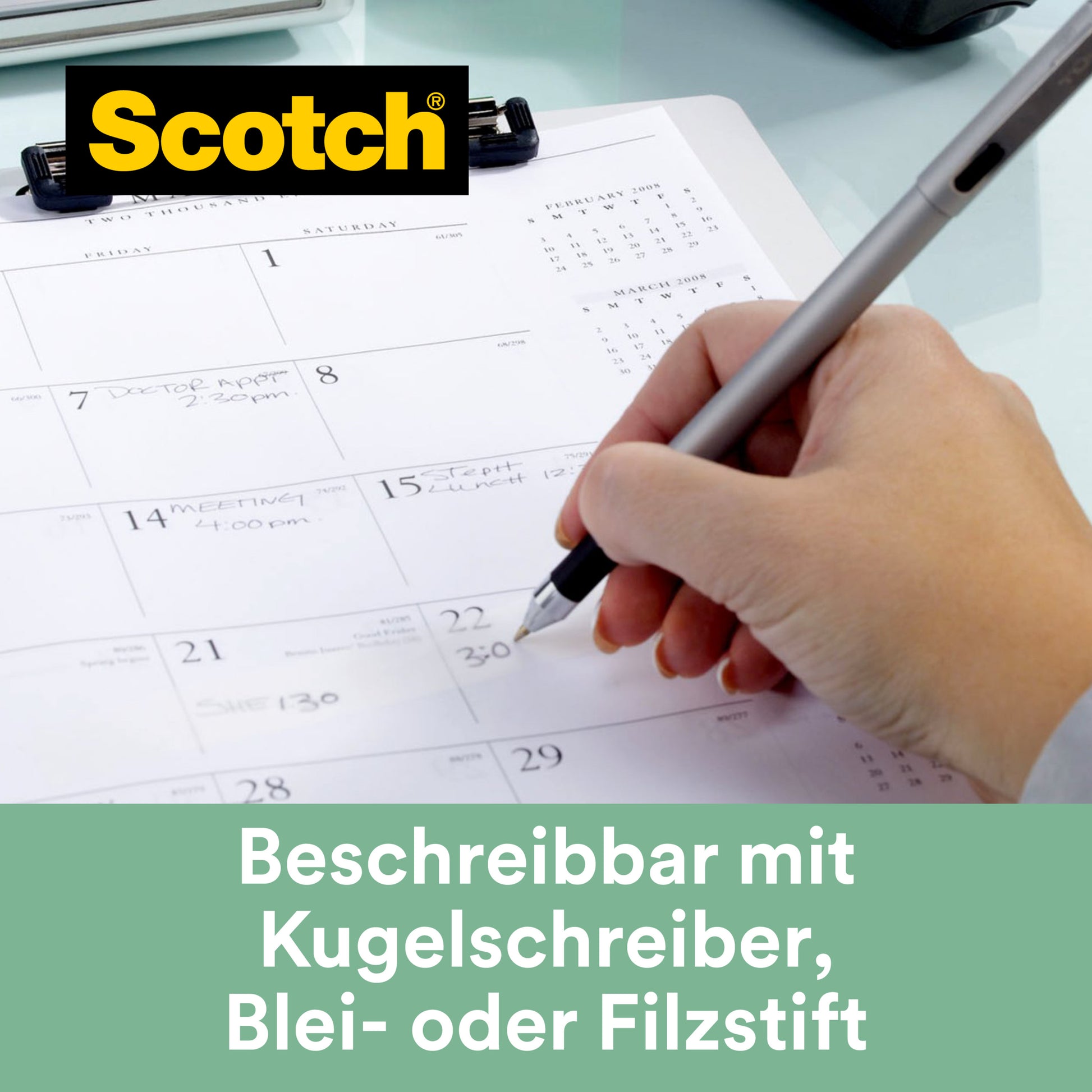 Eine Hand schreibt mit einem Stift auf einen weißen Kalender, daneben liegen ein Klemmbrett und Papiere. Das Bild zeigt das 3M Scotch® Magic™ Klebeband 9-1920D (66% pflanzlicher Klebstoff, Abroller aus Recyclingmaterial), Packung mit 1 Rolle und Abroller.