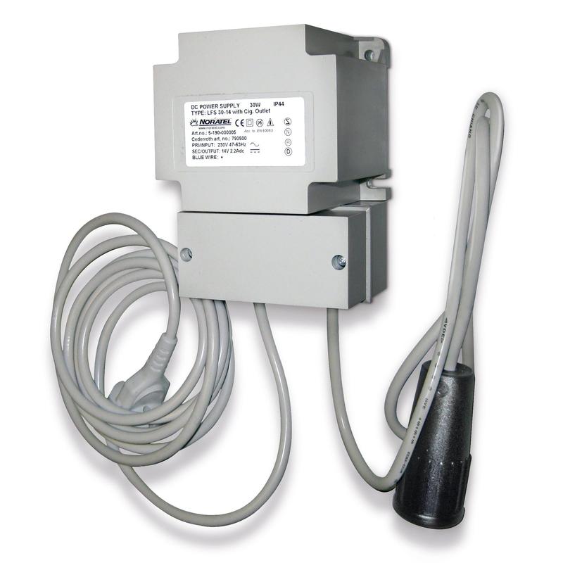 Il Orkla Wound Care AB Trafo 14,0 V DC per armadio riscaldato (REF 790400) è un alimentatore montato a parete con cavi fissi, spina cilindrica nera e un'etichetta sul contenitore grigio rettangolare. Viene fornito in una confezione (cartone).