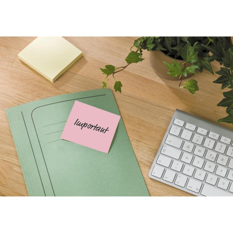 Un raccoglitore verde con un biglietto rosa "importante" si trova su una scrivania di legno accanto ai Post-it® Recycling Z-Notes (76x76 mm, 100 fogli, 100% PEFC) della 3M Deutschland GmbH, insieme a una tastiera e una pianta in vaso.