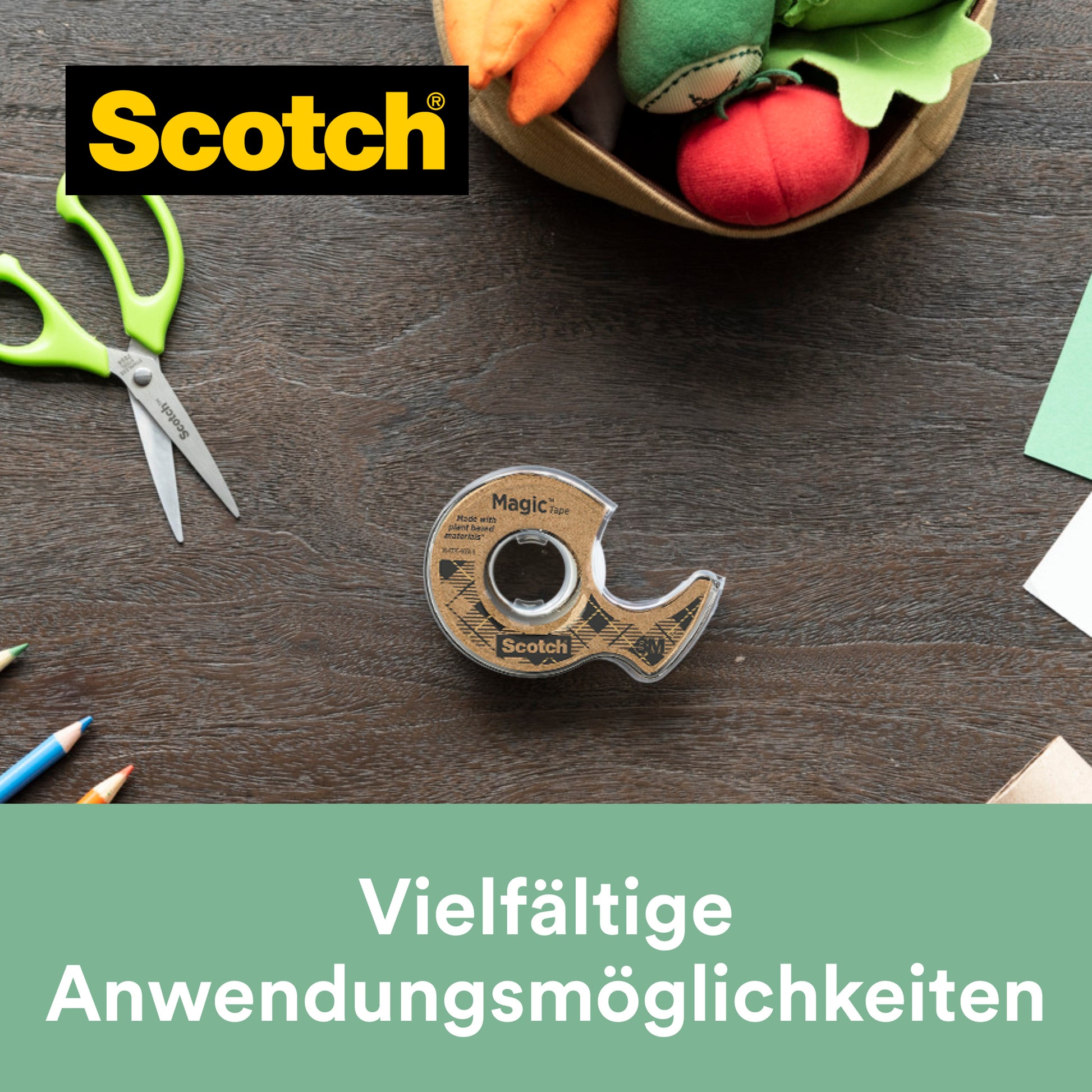 Eine Packung Scotch® Magic™ Klebeband 9-1920D (19 mm x 20 m, mit 66 % pflanzlichem Klebstoff, im Recyclingmaterial-Abroller) von 3M Deutschland GmbH liegt auf einem Holztisch mit Bastelmaterial. Text: "Vielfältige Anwendungsmöglichkeiten.