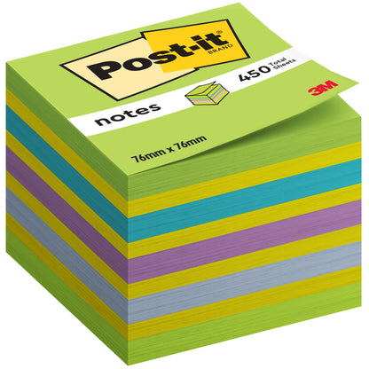Un cubo di Post-it® Notes, 76 mm x 76 mm, 450 fogli per blocco, 100% PEFC della 3M Deutschland GmbH nei colori verde, blu, viola e giallo con un'etichetta con i dettagli del prodotto e il logo del marchio.