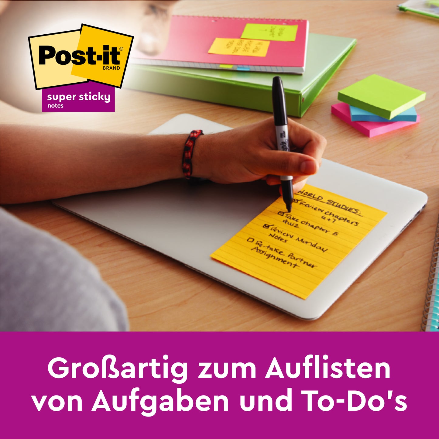 Eine Person schreibt auf einem Post-it® Super Sticky Meeting Notes Block in Neonfarben (203 x 152 mm, 45 Blatt), von 3M Deutschland GmbH. Weitere Haftnotizen Neonfarben, Notizbücher und ein Stift liegen ebenfalls auf dem Schreibtisch. Ideal für Aufgaben und To-Do-Listen.