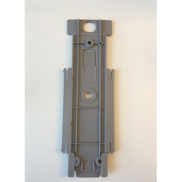 Eine rechteckige graue Kunststoff DR.SCHNELL GmbH & Co. KGaA Rückwand für Spender Euroflasche, mit erhabenen Kanten, kreisförmigen Löchern und eingerückten Linien, ist auf einem einfarbig weißen Hintergrund abgebildet.