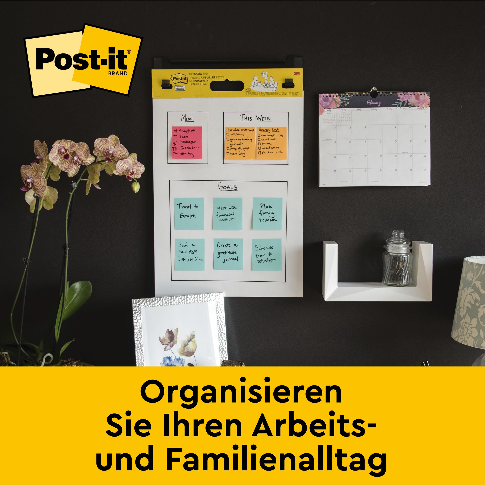 Ein Büroraum zeigt ein 3M Deutschland GmbH Post-it® Super Sticky selbsthaftendes Meeting Chart/Flipchart (58,4 x 50,8 cm), dazu bunte Notizen, einen Kalender, ein Regal mit Glasgefäß, eine Orchideenpflanze, ein gerahmtes Foto. Deutscher Text: "Organisieren Sie Ihren Arbeits- und Familienalltag.