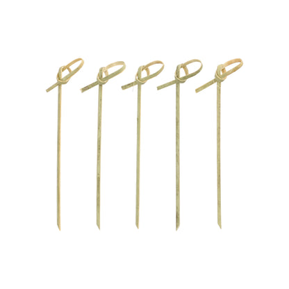 Cinque PAPSTAR 40 spiedini finger food "pure" della PAPSTAR GmbH, con anelli annodati in cima, sono disposti verticalmente in fila su uno sfondo bianco.