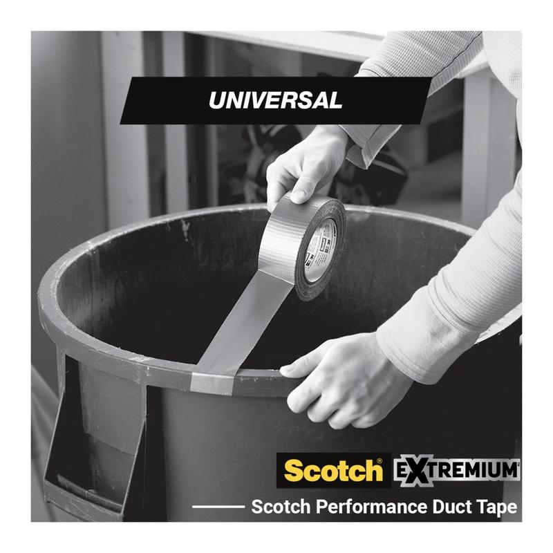 Una persona applica il nastro adesivo Scotch® Universal 2904 (50 m x 48 mm) della 3M Deutschland GmbH sul bordo di un grande contenitore di plastica rotondo. L'immagine mostra il logo "3M" e il marchio del prodotto.