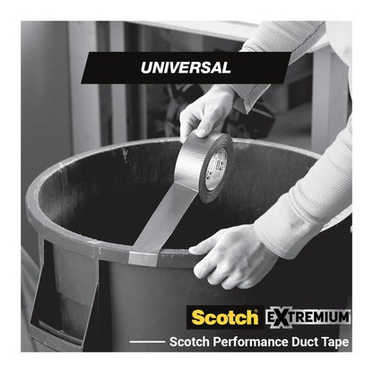 Una persona applica il nastro adesivo Scotch® Universal 2904 (50 m x 48 mm) della 3M Deutschland GmbH sul bordo di un grande contenitore di plastica rotondo. L'immagine mostra il logo "3M" e il marchio del prodotto.