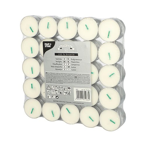 Una confezione da 50 bianchi PAPSTAR Candeline da tè (100% stearina, Ø 37,2 mm, 15,5 mm) della PAPSTAR GmbH - disposti in cinque file da dieci e confezionati in plastica con etichette multilingue e avvertenze sul lato anteriore.