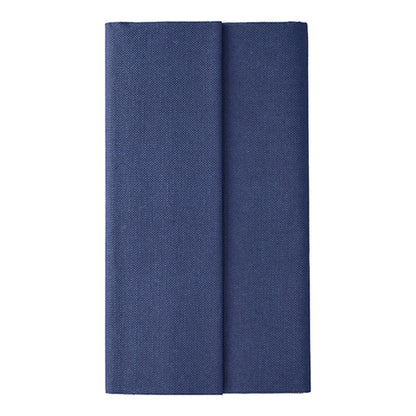 Eine Tischdecke der PAPSTAR GmbH aus der ROYAL-Kollektion (Tissue, 120 x 180 cm) in Dunkelblau ist ordentlich gefaltet und vertikal vor einem schlichten weißen Hintergrund positioniert, was ihre hochwertige Qualität unterstreicht.