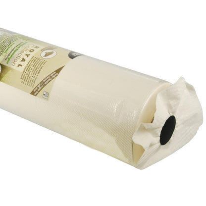 Un primo piano di una tovaglia arrotolata della PAPSTAR GmbH, tessuto 'ROYAL Collection', bianca e strutturata, con anima nera cava e parzialmente confezionata in un imballaggio di plastica trasparente con etichetta del prodotto.