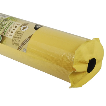 Un primo piano di una tovaglia gialla PAPSTAR, tessuto "ROYAL Collection" della PAPSTAR GmbH, avvolta in plastica, con l'etichetta visibile e un'estremità che rivela parte del nucleo cavo nero.