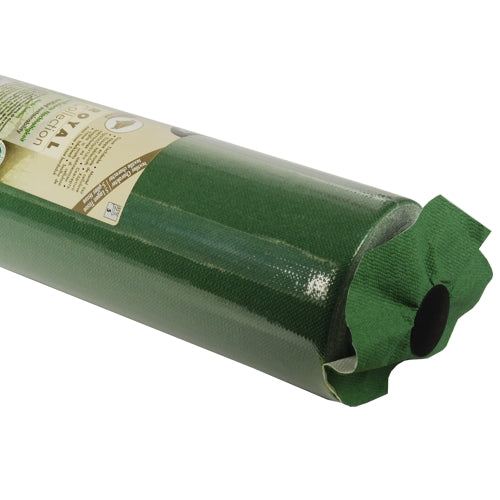 Un primo piano di un prato sintetico arrotolato con una superficie verde strutturata, simile alla tovaglia di alta qualità PAPSTAR, tessuto 'ROYAL Collection' della PAPSTAR GmbH, e un'etichetta parzialmente visibile attorno al rotolo.