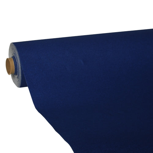 Un grande rotolo di tovaglia blu scuro PAPSTAR, tessuto 'ROYAL Collection' della PAPSTAR GmbH, è parzialmente srotolato e rivela la sua qualità premium mentre si avvolge attorno a un tubo di cartone su uno sfondo bianco semplice.