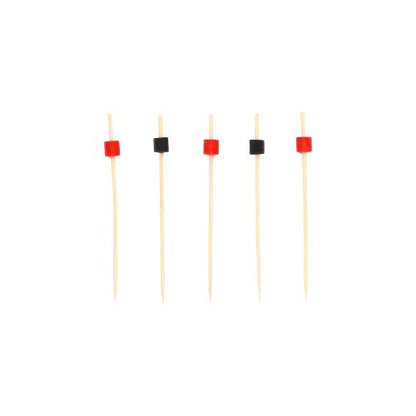 Cinque PAPSTAR 100 Fingerfood - Picker spiedini della PAPSTAR GmbH sono in piedi verticalmente, ciascuno con una piccola perla quadrata nella parte superiore - tre rosse, due nere - su uno sfondo bianco semplice.