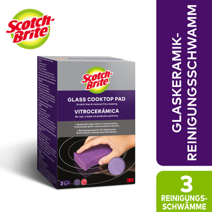 Die 3M Deutschland GmbH Scotch-Brite™ Glaskeramik-Reinigungsschwamm-Packung enthält 3 Schwämme, ist mit einem Produktbranding und mehrsprachigem Text versehen und zeigt die Verwendung auf Kochfeldern zur effektiven Reinigung von Glaskeramikoberflächen.