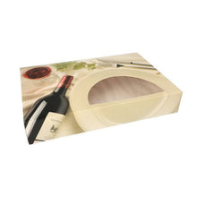 Il PAPSTAR 5 trasporto e catering cartone "Burgund" di PAPSTAR GmbH è una confezione rettangolare di alta qualità con finestra trasparente, decorata con bottiglia di vino, bicchiere di vino rosso, piatto e posate - ideale per presentazioni eleganti.