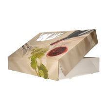I PAPSTAR 5 trasporto e catering cartoni "Burgund" della PAPSTAR GmbH hanno un coperchio inclinato con finestra trasparente, stampati con una bottiglia di vino, un bicchiere di vino rosso e erbe aromatiche, parzialmente aperti e su sfondo bianco.