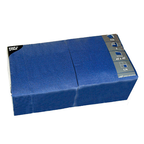 Una confezione rettangolare blu PAPSTAR di 250 tovaglioli, 3 veli, piega 1/4 della PAPSTAR GmbH, ogni tovagliolo misura 40x40 cm - ecologico e perfetto per la ristorazione, con informazioni sul prodotto e logo nell'angolo superiore della confezione.