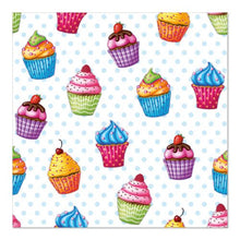 Un motivo senza soluzione di continuità di cupcake colorati con varie glasse e decorazioni, ispirato al design del set 5 di 20 tovaglioli 33x33cm 3-strati di PAPSTAR GmbH, su uno sfondo bianco con punti azzurri.