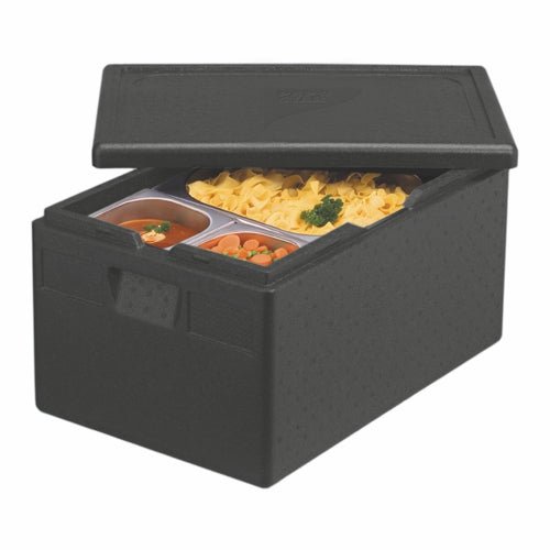 Un PAPSTAR contenitore di trasporto isolante, EPP 60 cm x 40 cm nero "Gastro-Norm 1/1" della PAPSTAR GmbH con coperchio parzialmente aperto offre una vista su tre vaschette - zuppa, verdure e pasta - in contenitori Gastro-Norm 1/1.