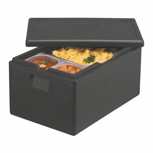 Ein PAPSTAR Isolier-Transportbehälter, EPP 60 cm x 40 cm schwarz „Gastro-Norm 1/1“ der PAPSTAR GmbH mit teilweise geöffnetem Deckel gibt den Blick auf drei Schalen – Suppe, Gemüse und Pasta – in Gastro-Norm 1/1-Behältern frei.