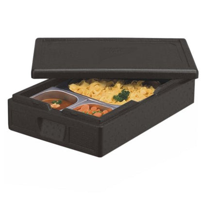 Un PAPSTAR contenitore di trasporto isolante EPP 60x40cm nero "Gastro-Norm 1/1" della PAPSTAR GmbH si trova con il coperchio appoggiato e mostra all'interno un pasto preconfezionato con tre scomparti: zuppa, verdure e pasta con prezzemolo.