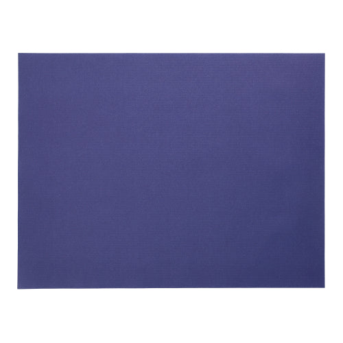 Una tovaglietta di carta blu scuro 30 x 40 cm della PAPSTAR GmbH dal set PAPSTAR 100 tovagliette è su uno sfondo bianco.
