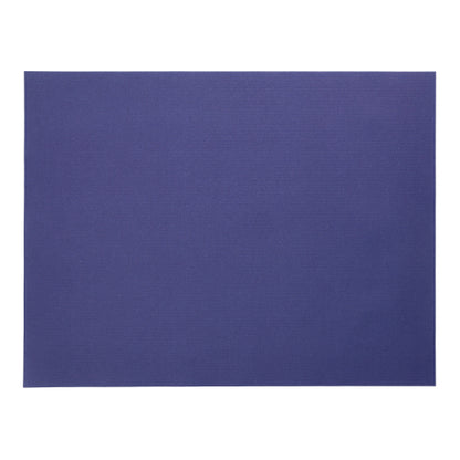 Una tovaglietta di carta blu scuro 30 x 40 cm della PAPSTAR GmbH dal set PAPSTAR 100 tovagliette è su uno sfondo bianco.