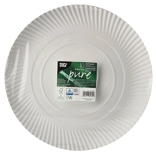 Una confezione con 10 piatti rotondi bianchi PAPSTAR in cartone "pure" (Ø 32 cm), confezionati in pellicola termoretraibile con adesivo verde con simboli e informazioni ecologiche. Marca: PAPSTAR GmbH.