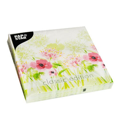 Una confezione di PAPSTAR GmbH 20 tovaglioli, 33 x 33 cm, 3 strati, piega 1/4 design set 1 tovaglioli con un motivo floreale di fiori rosa e rossi e erba verde su sfondo bianco.