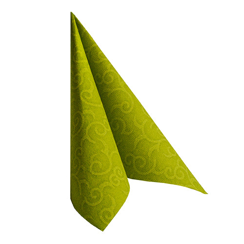 Eine gefaltete grüne PAPSTAR GmbH "ROYAL Collection" Serviette 40 x 40 cm (1/4-Falz) steht aufrecht in einer Dreiecksform vor weißem Hintergrund.