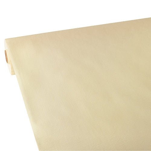 Una tovaglia Starpak parzialmente srotolata, simile al tessuto, tessuto non tessuto "soft selection plus" di Starpak in beige chiaro è distesa e mostra la sua texture morbida e liscia. La tovaglia durevole è semplice e senza motivi o segni visibili.