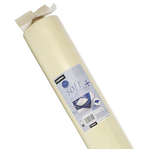 Un rotolo di tovaglia Starpak color avorio, simile al tessuto in tessuto non tessuto "soft selection plus", con informazioni sul prodotto, un piatto e un tovagliolo, oltre a icone che mostrano le caratteristiche della tovaglia durevole e le istruzioni per l'uso.
