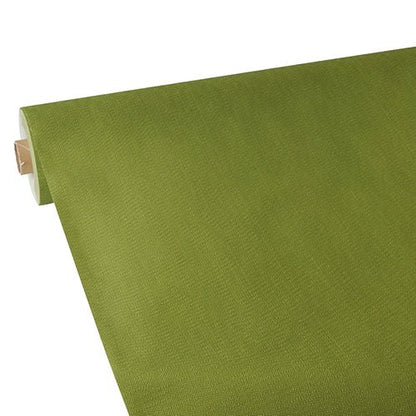 Un rotolo di tovaglia verde Starpak, simile al tessuto, tessuto non tessuto "soft selection plus" è srotolato su una superficie piana, con il nucleo di cartone parzialmente visibile. Il tessuto Starpak appare liscio con una leggera texture.
