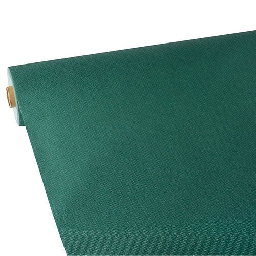 Un rotolo di tovaglia Starpak, simile al tessuto, tessuto non tessuto "soft selection plus" in verde viene parzialmente srotolato su una superficie piana, con la superficie strutturata simile al tessuto e il manicotto di cartone visibili a un'estremità.