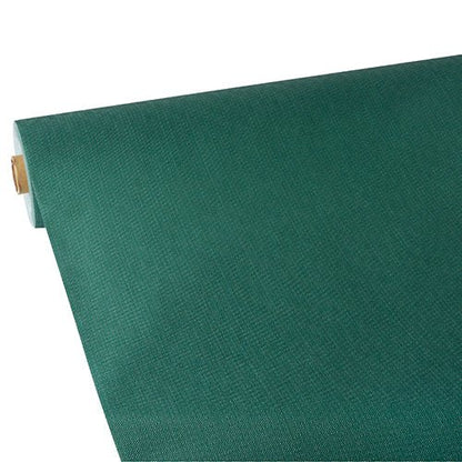 Un rotolo di tovaglia Starpak, simile al tessuto, tessuto non tessuto "soft selection plus" in verde viene parzialmente srotolato su una superficie piana, con la superficie strutturata simile al tessuto e il manicotto di cartone visibili a un'estremità.