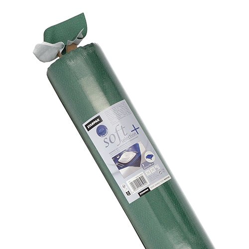 Un rotolo verde di tovaglia Starpak, simile al tessuto, in tessuto non tessuto "soft selection plus", ideale come tovaglia durevole, con un'etichetta del prodotto e un piccolo pezzo di materiale bianco staccato dall'alto, fotografato su sfondo bianco.