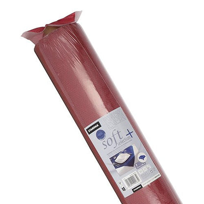 Un rotolo di tovaglia Starpak, simile al tessuto, in tessuto non tessuto "soft selection plus" viene fornito in una confezione di plastica con informazioni sul prodotto e immagini che mostrano il suo utilizzo elegante e durevole - simile a una tovaglia di stoffa per uso monouso.