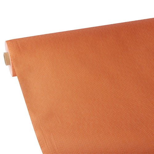 Una tovaglia Starpak parzialmente srotolata, simile al tessuto, tessuto non tessuto "soft selection plus" in arancione semplice è esposta su uno sfondo bianco, con la texture simile al tessuto discretamente visibile.