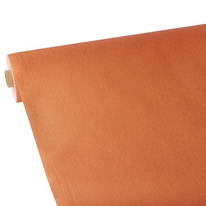 Una tovaglia Starpak parzialmente srotolata, simile al tessuto, tessuto non tessuto "soft selection plus" in arancione semplice è esposta su uno sfondo bianco, con la texture simile al tessuto discretamente visibile.