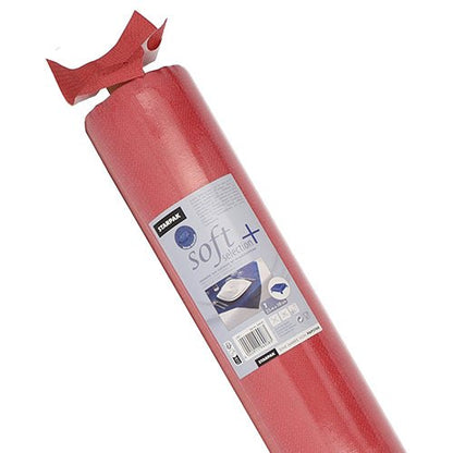Un rotolo rosso "Starpak Tischdecke, stoffähnlich, Vlies soft selection plus" in confezione di plastica mostra dettagli del prodotto e utilizzo sotto un tappeto; ideale come tovaglia resistente o strato di stabilizzazione per la tovaglia simile al tessuto di Starpak.