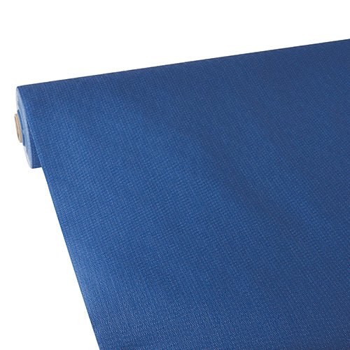 Il primo piano di una tovaglia Starpak blu parzialmente srotolata, simile al tessuto, tessuto non tessuto "soft selection plus" di Starpak su sfondo bianco mostra chiaramente la struttura resistente.