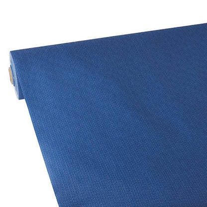 Il primo piano di una tovaglia Starpak blu parzialmente srotolata, simile al tessuto, tessuto non tessuto "soft selection plus" di Starpak su sfondo bianco mostra chiaramente la struttura resistente.