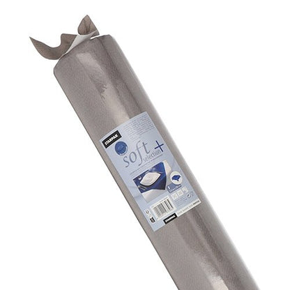 Un rotolo di tovaglia Starpak grigia, antiscivolo, simile al tessuto in tessuto non tessuto "soft selection plus" viene mostrato parzialmente srotolato, con un'etichetta del prodotto del marchio Starpak e il nome della serie "soft selection plus".