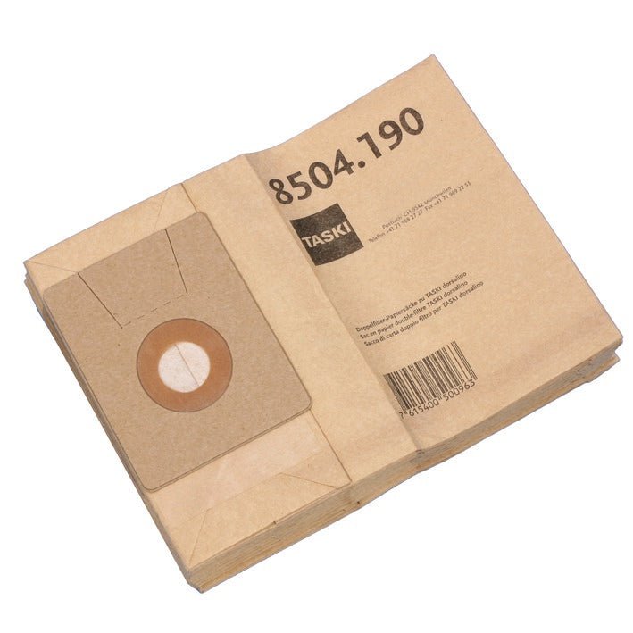 Nell'immagine è raffigurata una pila di sacchetti di carta doppio filtro dorsalino per aspirapolvere (cartone, 10 confezioni) per TASKI dorsalino di Diversey Deutschland GmbH & Co. OHG; un sacchetto ha un collare di cartone con apertura rotonda e il numero di prodotto 8504.190.